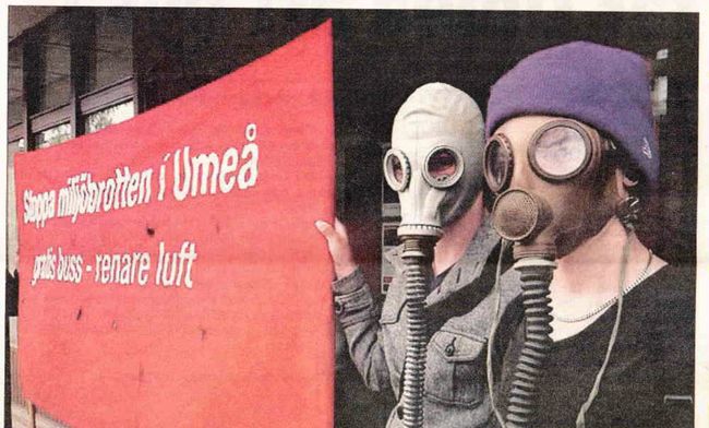 Sedan 2006 har vi slagit vakt om luftkvaliteten i Umeå. Bland annat genom gasmask-protester inne i fullmäktige. Gasmaskaktion för bättre luft